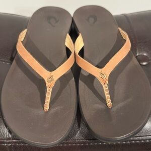 OLUKAI HoOpio Leather Women's Flip Flop Sandal Sahara/Dark Java TAN Size 8